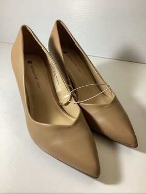 Women's beige leather pointed-toe pumps by Metropolitan View